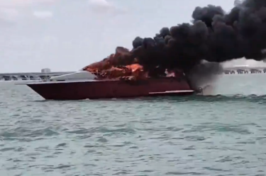Yate se incendia en Progreso, Yucatán; tripulantes a salvo